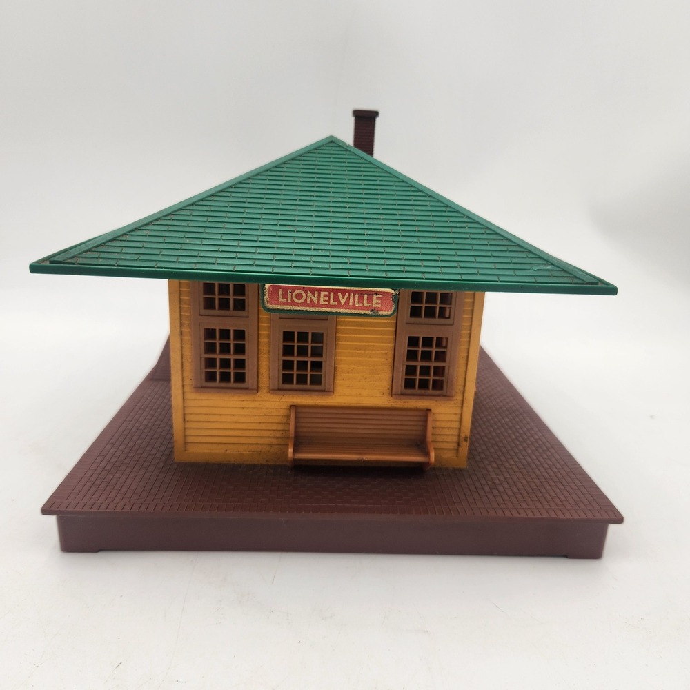 Lionel 132-29 Lionelville Illuminated Train Station O-Gauge Yellow Green USA